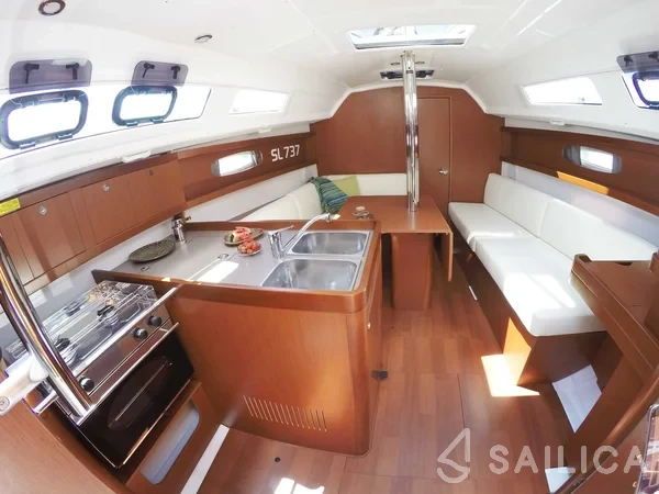 Oceanis 31 - Yacht Charter Sailica