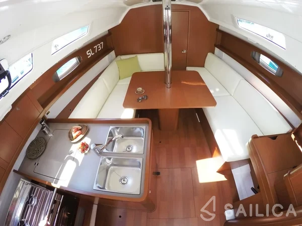 Oceanis 31 - Yacht Charter Sailica