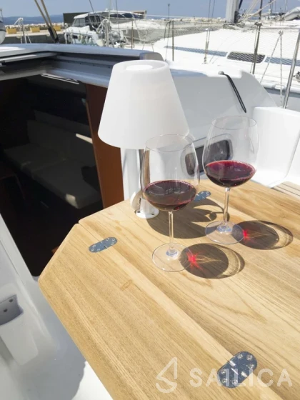 Oceanis 31 - Yacht Charter Sailica