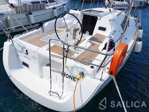 Oceanis 31 - Yacht Charter Sailica