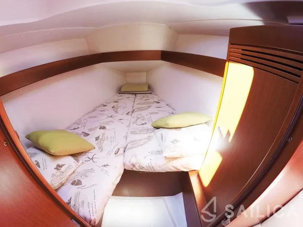 Oceanis 31 - Yacht Charter Sailica
