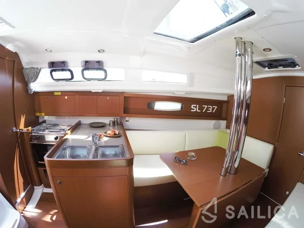 Oceanis 31 - Yacht Charter Sailica