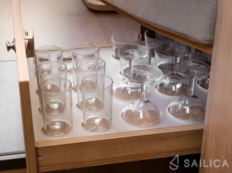 Linssen 35 SL - Yacht Charter Sailica