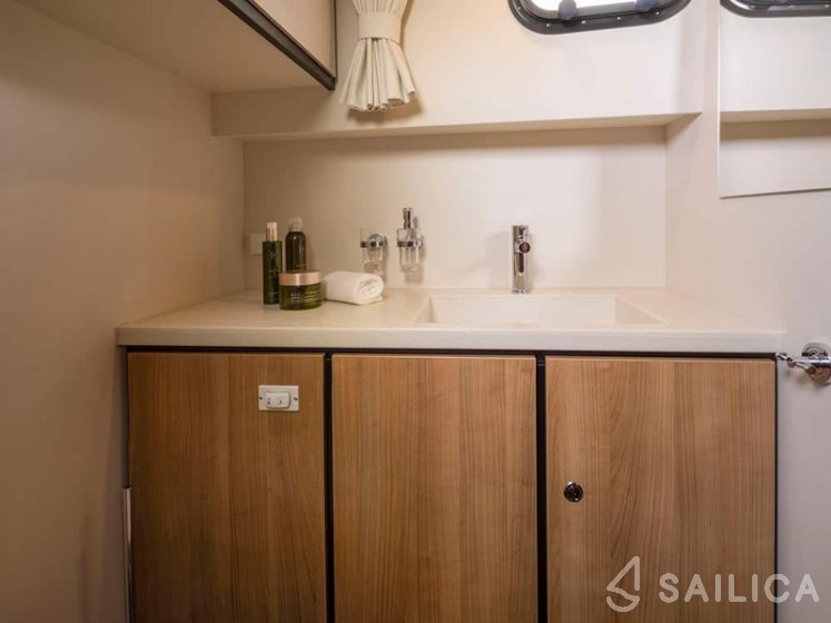 Linssen 35 SL - Yacht Charter Sailica