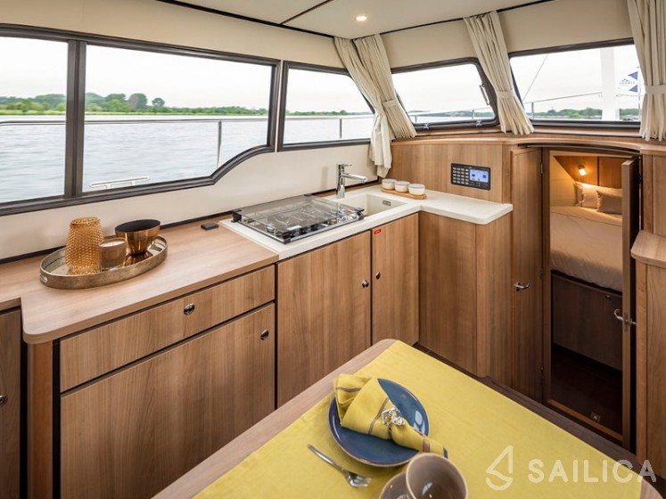 Linssen 35 SL - Yacht Charter Sailica