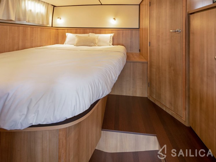 Linssen 35 SL - Yacht Charter Sailica