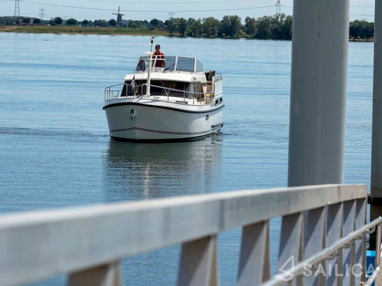 Linssen 35 SL - Yacht Charter Sailica