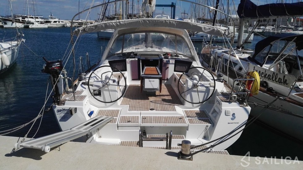 Oceanis 45 - 3 cab. - Yacht Charter Sailica