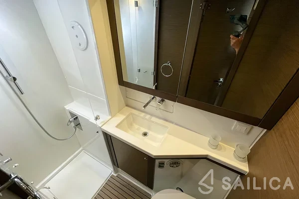 Lagoon 450  Flybridge - Yacht Charter Sailica
