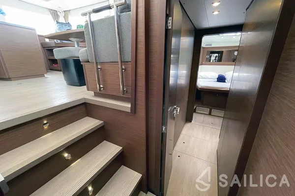 Lagoon 450  Flybridge - Yacht Charter Sailica