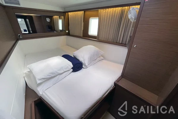 Lagoon 450  Flybridge - Yacht Charter Sailica
