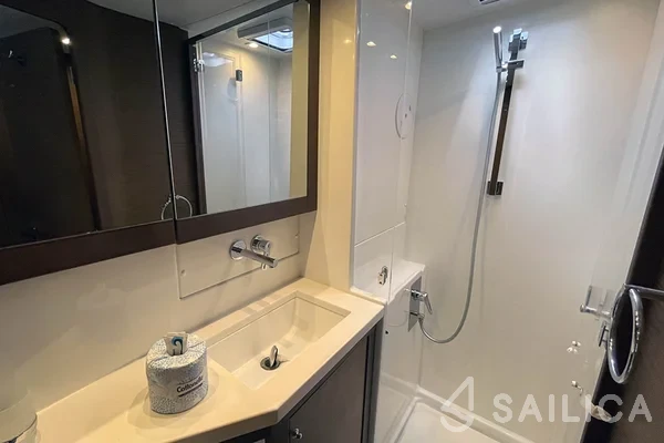 Lagoon 450  Flybridge - Yacht Charter Sailica