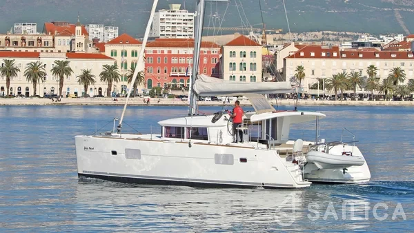 Lagoon 400 - Yacht Charter Sailica