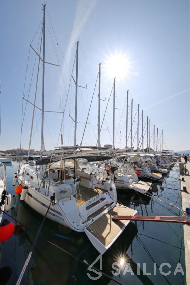 Bavaria 45 Cruiser - Yacht Charter Sailica