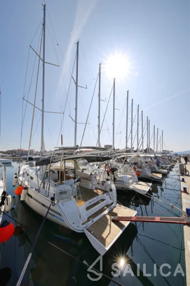 Bavaria 45 Cruiser - Yacht Charter Sailica
