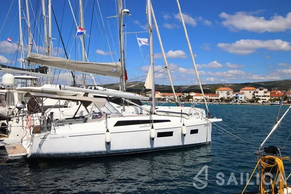 Oceanis 34.1 - Yacht Charter Sailica