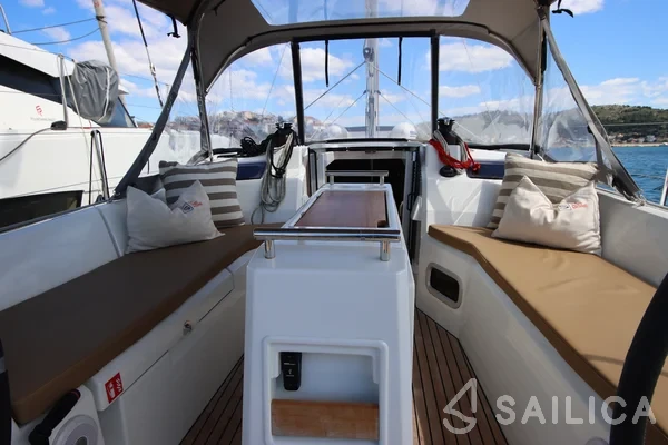 Oceanis 34.1 - Yacht Charter Sailica
