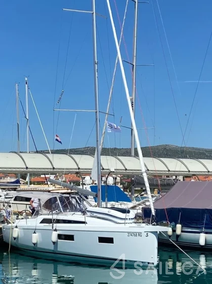 Oceanis 34.1 - Yacht Charter Sailica