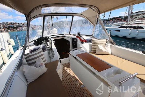 Oceanis 34.1 - Yacht Charter Sailica