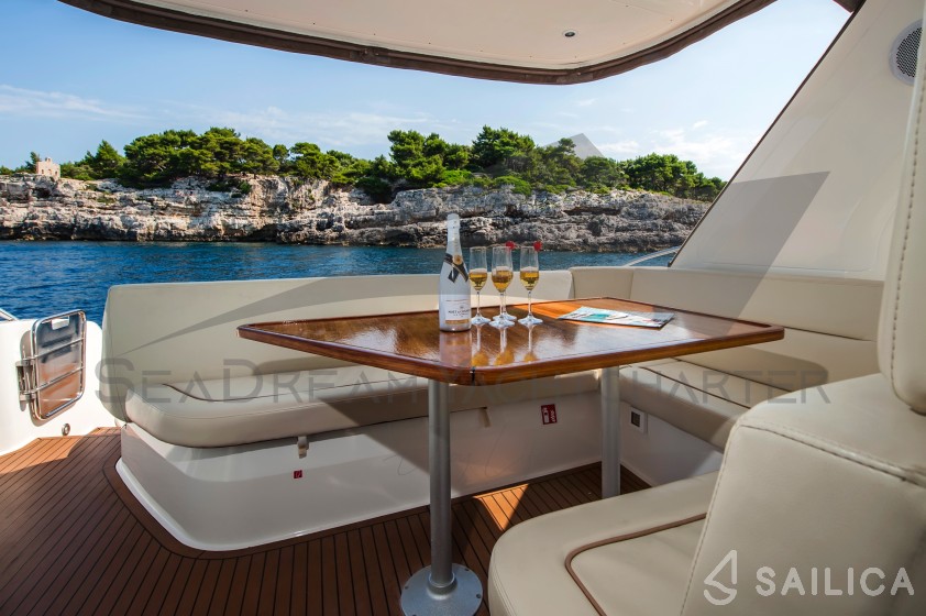 Bavaria Sport 44 - Yacht Charter Sailica