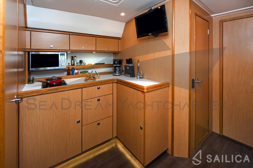 Bavaria Sport 44 - Yacht Charter Sailica