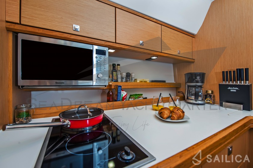 Bavaria Sport 44 - Yacht Charter Sailica