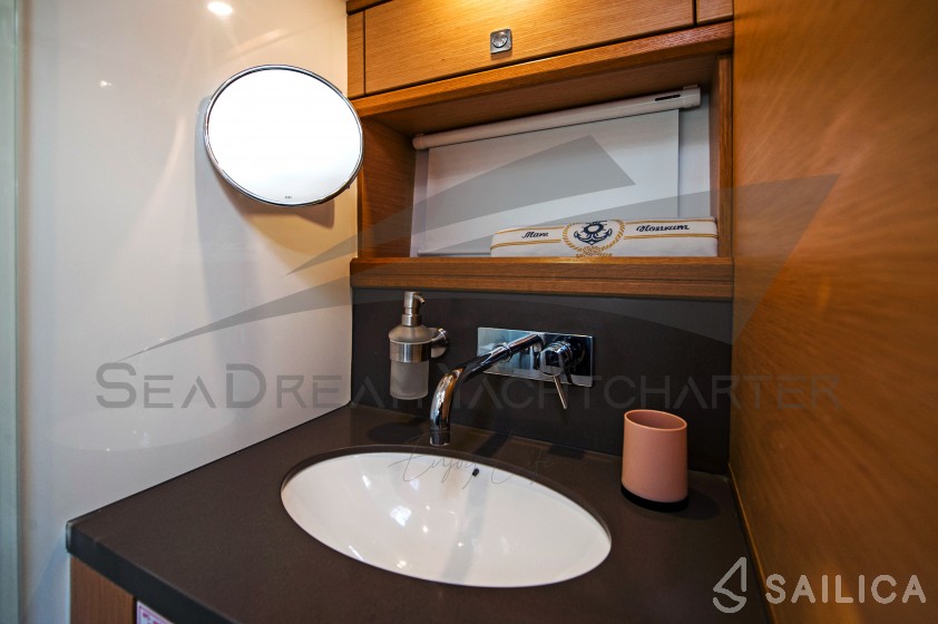 Bavaria Sport 44 - Yacht Charter Sailica