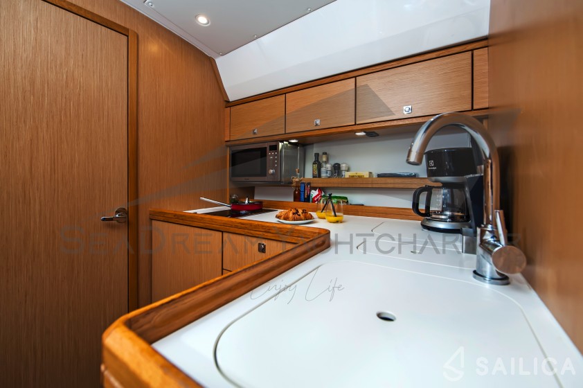 Bavaria Sport 44 - Yacht Charter Sailica