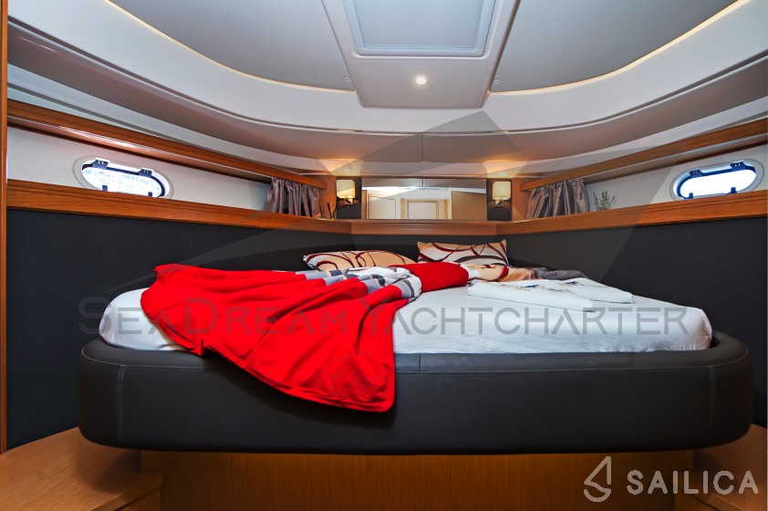 Bavaria Sport 44 - Yacht Charter Sailica