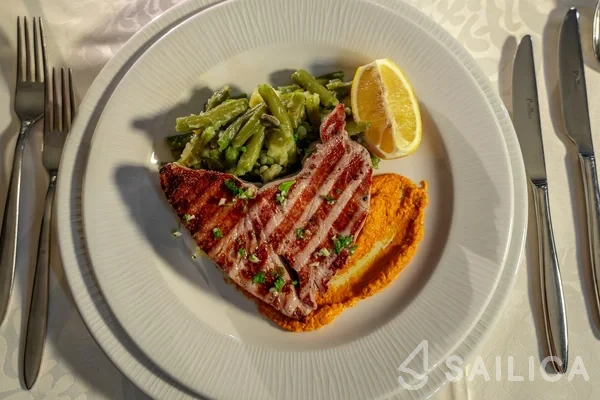 Motoryacht - Yacht Charter Sailica