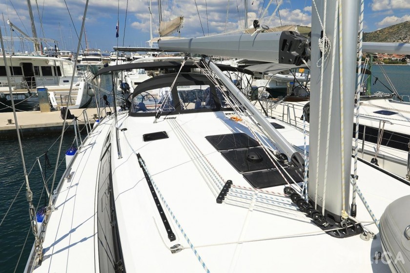 Bavaria 46 Cruiser - Photo #11 Bavaria 46 Cruiser - Yacht Charter Sailica