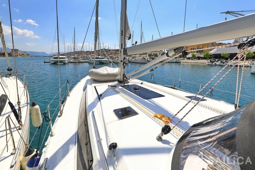 Bavaria 46 Cruiser - Photo #9 Bavaria 46 Cruiser - Yacht Charter Sailica