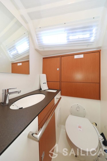 Bavaria 46 Cruiser - Photo #29 Bavaria 46 Cruiser - Yacht Charter Sailica