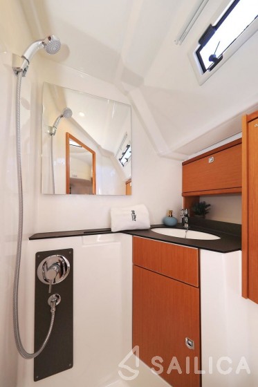 Bavaria 46 Cruiser - Photo #31 Bavaria 46 Cruiser - Yacht Charter Sailica