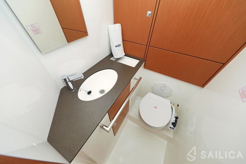 Bavaria 46 Cruiser - Photo #28 Bavaria 46 Cruiser - Yacht Charter Sailica