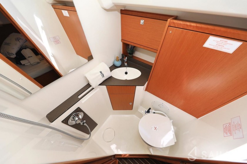 Bavaria 46 Cruiser - Photo #30 Bavaria 46 Cruiser - Yacht Charter Sailica