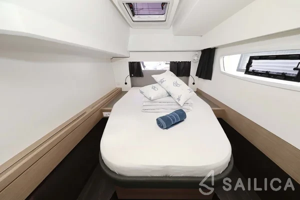 Astréa 42 - Yacht Charter Sailica