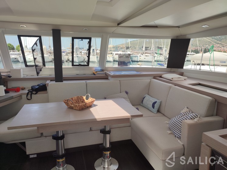Astréa 42 - Yacht Charter Sailica