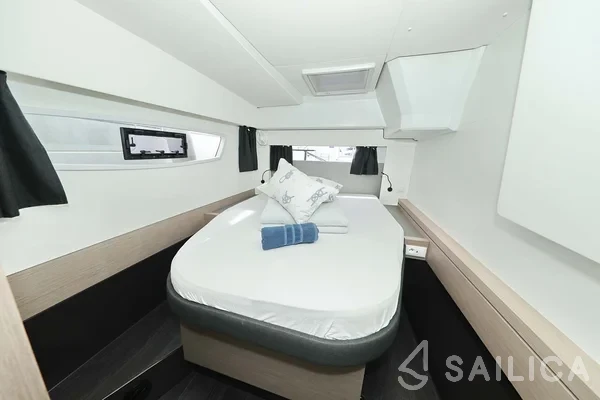 Astréa 42 - Yacht Charter Sailica