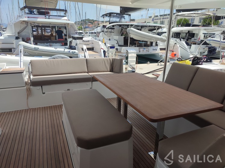 Astréa 42 - Yacht Charter Sailica