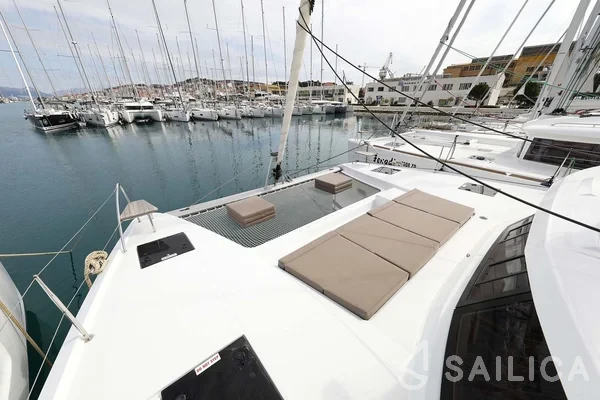 Astréa 42 - Yacht Charter Sailica