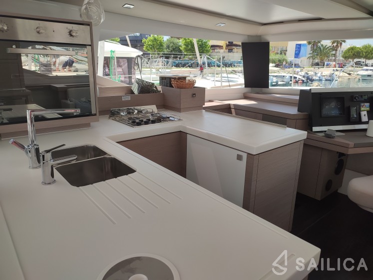 Astréa 42 - Yacht Charter Sailica