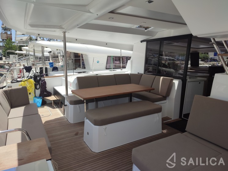 Astréa 42 - Yacht Charter Sailica