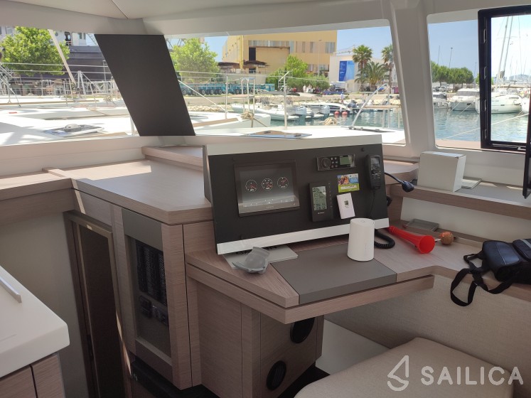 Astréa 42 - Yacht Charter Sailica