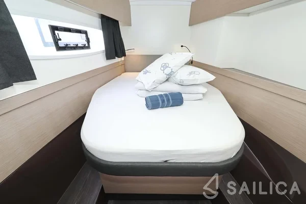 Astréa 42 - Yacht Charter Sailica