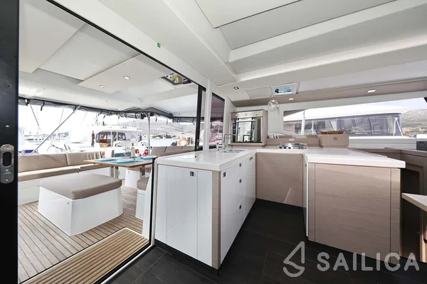 Astréa 42 - Yacht Charter Sailica