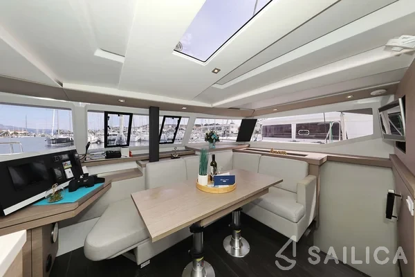 Astréa 42 - Yacht Charter Sailica