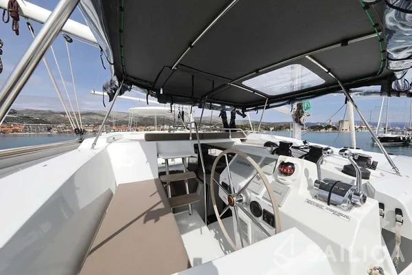 Astréa 42 - Yacht Charter Sailica