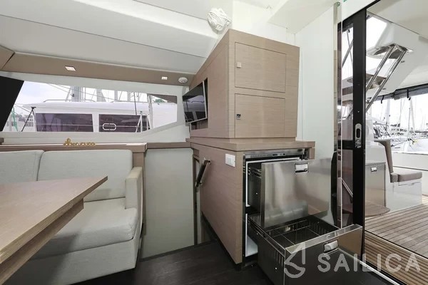 Astréa 42 - Yacht Charter Sailica