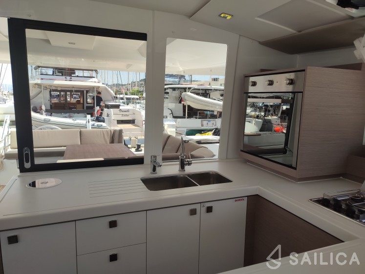 Astréa 42 - Yacht Charter Sailica